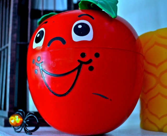 SPREADING CHEER - All but the farmers who grow fillings for cavities smile at the sight of a rosy red apple. (Photo by Pac)